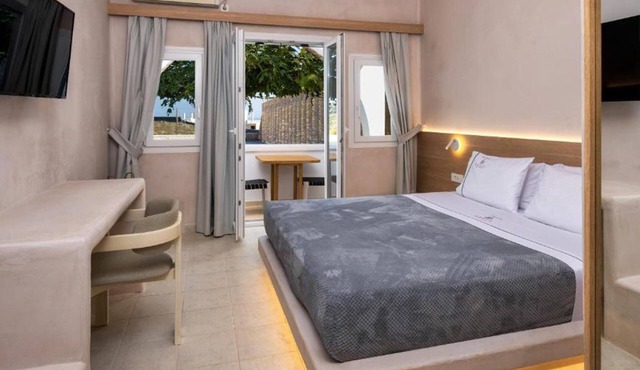 BH587 - C - Suite Santorini