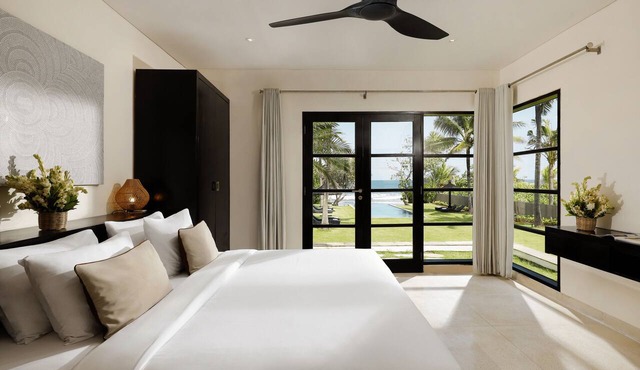 Black Beach Villa - Absolute Beachfront