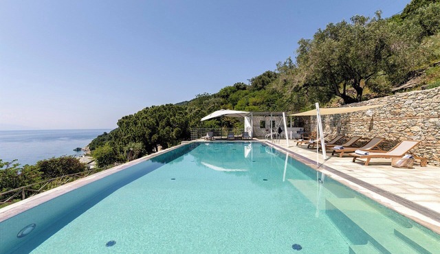 Blue House - Four Bedroom Villa, Sleeps 8