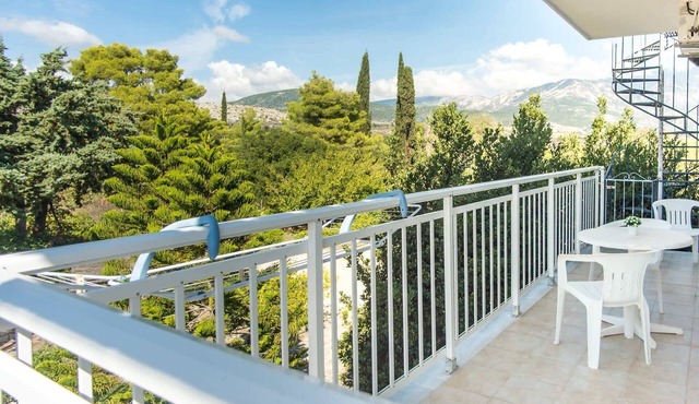 BlueWhite Studio - Mountain Scene by the Pool