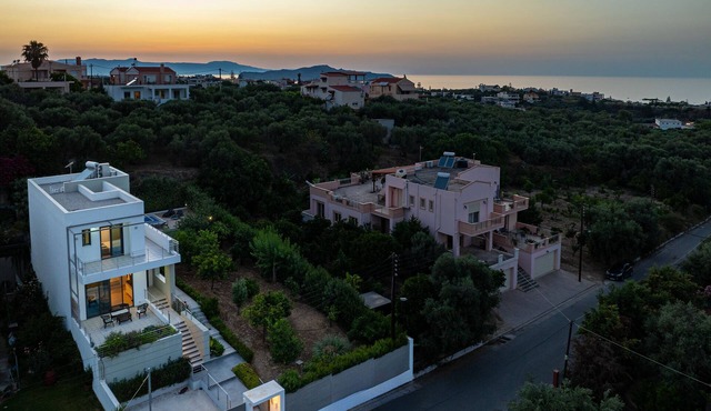 Brand new villa ☆ Private pool ☆ 5 min from famous beaches ☆ Kid's playroom !