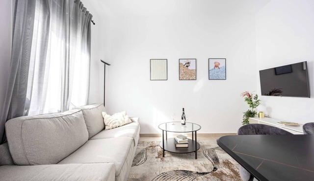 Bright Cozy 2BR l Private Balcony & Work Corner