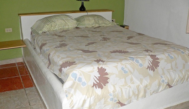 Budget room with cable TV/Internet in hotel with on-site restaurant