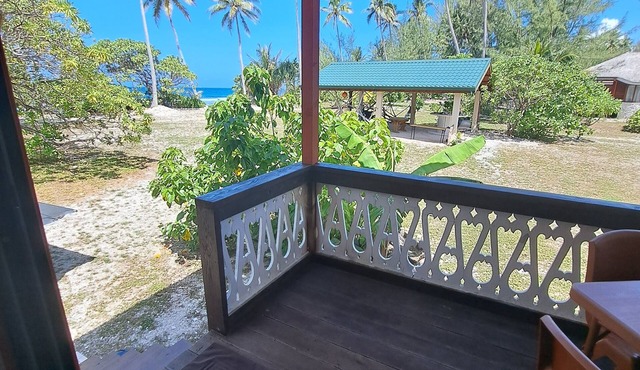 Bungalow Alizé on stilts overlooking the lagoon and ocean