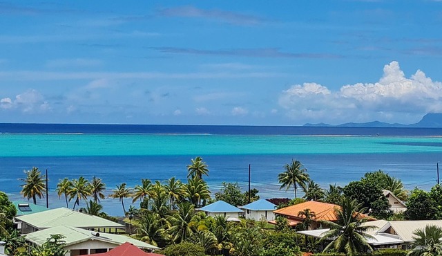 Bungalow, pool, sunset, view of the lagoon and Bora Bora PK 8,9. Tenape.