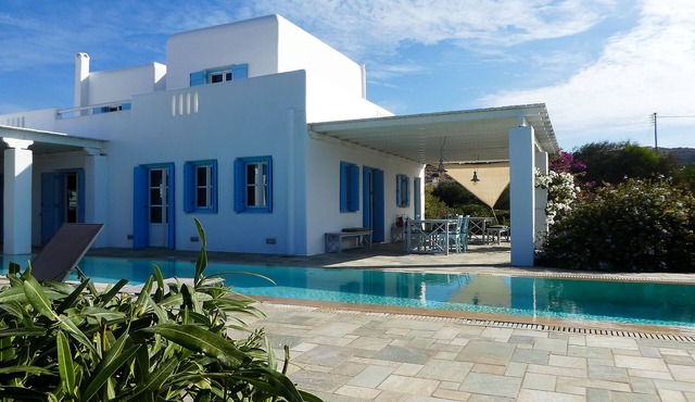 Care Naxos Cheerful 5 bedroom villa with pool on the beach