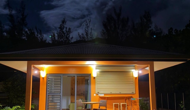 Charming bungalow in peaceful property with WiFi, AC in Fare, Huahine
