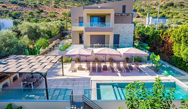 Chris & Stratos villa with private pool and playground for kids!