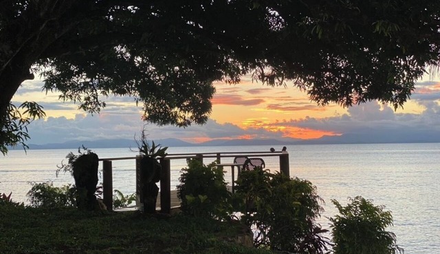 Come and stay at Matei Pointe. A quiet Buré located in prime position.