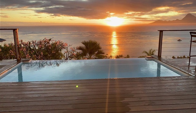 Confortable and cozy Tahiti lagoon view villa with full panoramic view on Moorea