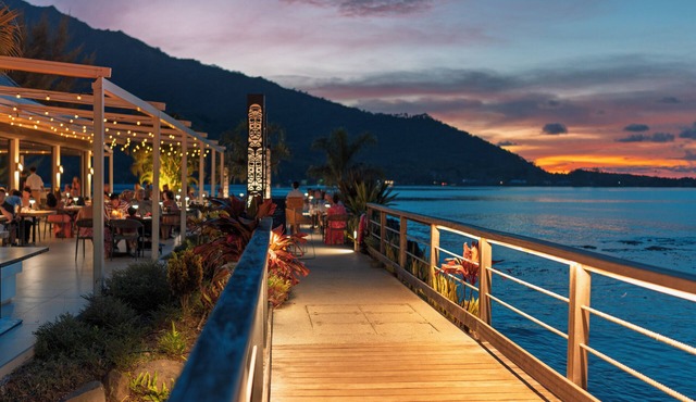 Cook's Bay Hotel and Suites