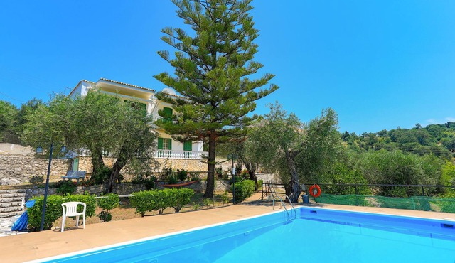 Corfu apartment with shared pool near Saint Spyridon beach