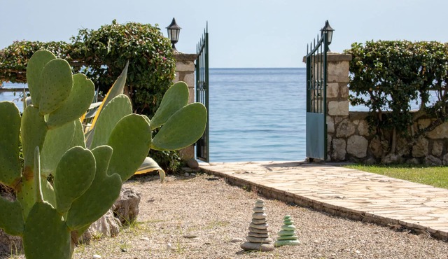 Cote Jardin Seafront Luxury Villa - Direct Beach Access