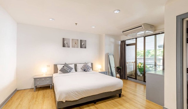 Cozy 2BR Apt in Central Bangkok 5 mins BTS 110 SQM in Pathum Wan