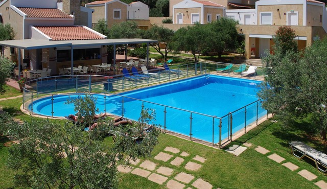 Cozy Studio with Swimming Pool Near the Sea