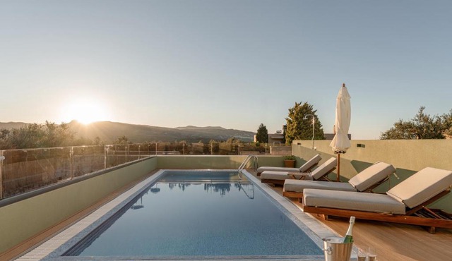 Elaiotopos Luxury Living Suites