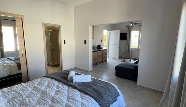 Elefsinian Mysteries Apartments - Black Beauty