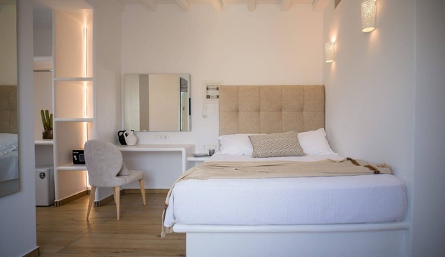 Elegant Mykonos Suite | Contemporary Suite with Sea Views and Shared Pool | Elia