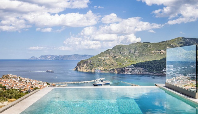 ELEGANT RESORT with unique sea view, pool with waterfall and privacy!