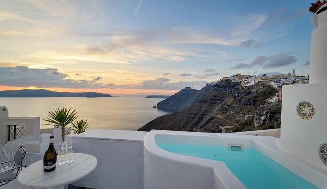 Elegant two-bedroom with hot tub, Caldera view, swimming pool and Breakfast