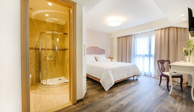 Emerald Suites