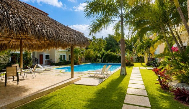 Entire Floor 4BR Pool Escape Steps to Beach