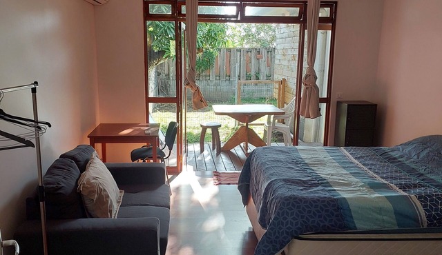 Equipped studio with pet-friendly garden area close to foodtruck for dinner.
