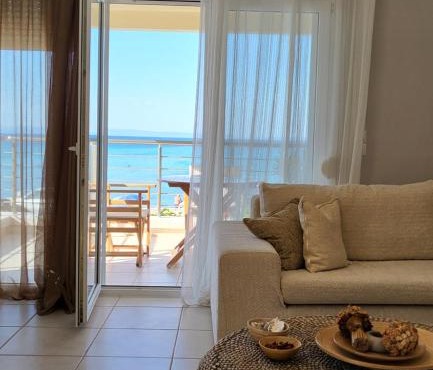 Evita Maisonette, Elegant Beachfront apt, Polychrono