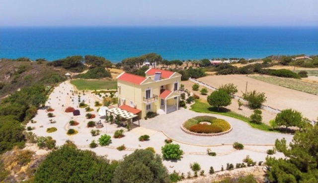 Exclusive luxury villa right by the sea - privacy, nature & elegance on 4,500 m²