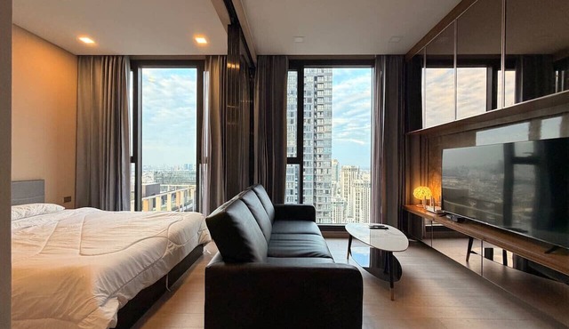 Executive Apt w/Walk-in Closet, Golf, Pool & Gym in Huai Khwang