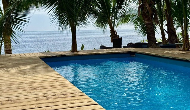 Exquisite Bungalow with Beachfront Jacuzzi
