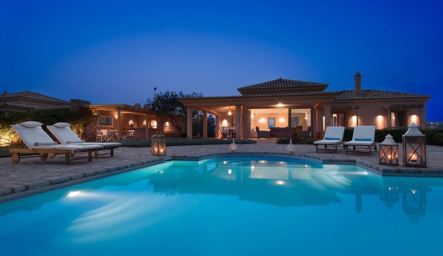 EXQUISITE SEAFRONT VILLA EMERALD WITH PRIVATE INFINITY POOL ON THE SHORE