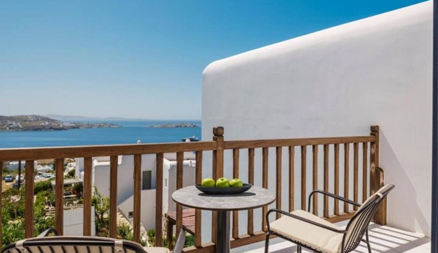 Exquisite Suite Near Windmills with Panoramic Aegian Views and Swimming Pool