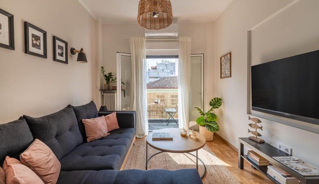 Family-Friendly Thisseio Retreat Near Acropolis