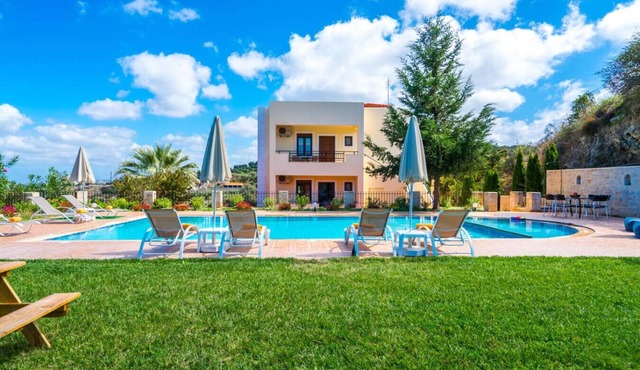 Family Villa w/Private Pool, Childrens Area & BBQ