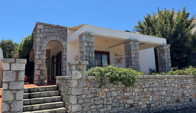 Fantastic location above the sea: Jassemi in Mavrovouni.