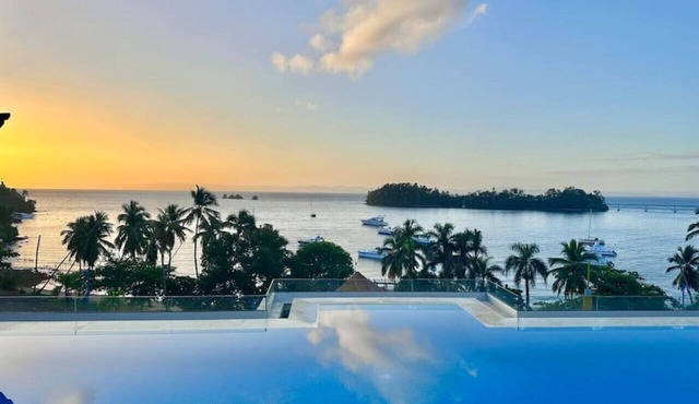 Finely Decorated Apt, Spectacular Bay View, Pool, Jacuzzi, Full AC