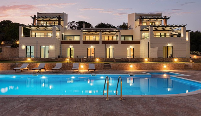 Five Bedrooms, 6 Bathrooms House with Communal Pool