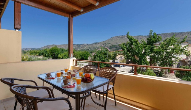 Gardenia - Shiny Charming Duplex with Pool Access