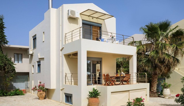 Giannis Beach villa in Almirida,no car needed