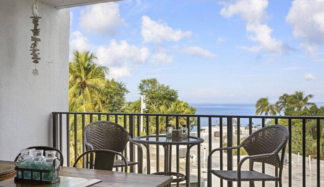 Gorgeous Moon Bay Condo Heated Pool Beach