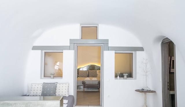 Grand Suite double, shared pool, near Fira