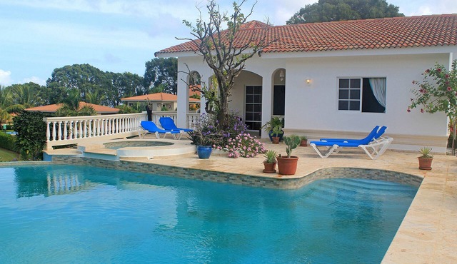 Guest-friendly 10BD complex steps from beaches/bars/restaurants/shops