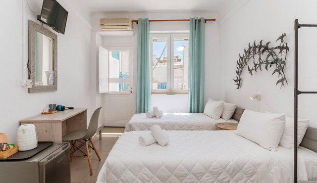 Guest House 'Anchor Yalos - Twin Bed Room 1' with Wi-Fi and Air Conditioning