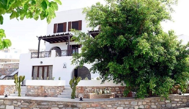 'Guest House' - Lovely Apartment, 70m from the Sea!