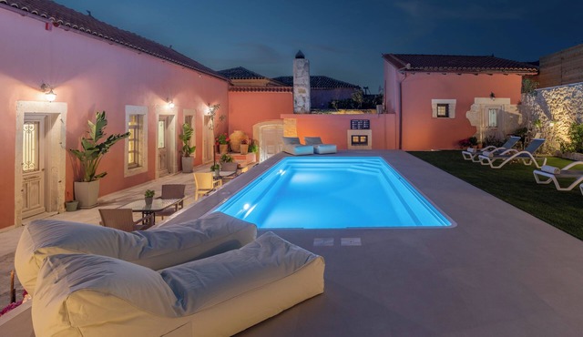 Historic Archanes Manor 3 Suites 80sm each Pr Pool & 300sm Courtyard Sleeps 12