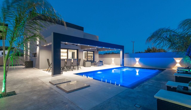 Hollywood 3 Bedroom Villa with private pool