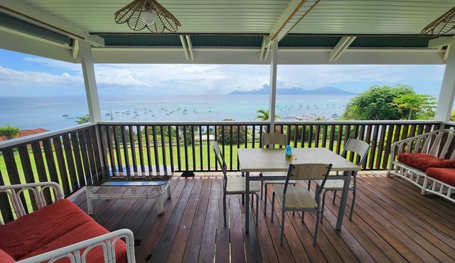 House with breathtaking views of the lagoon and Moorea
