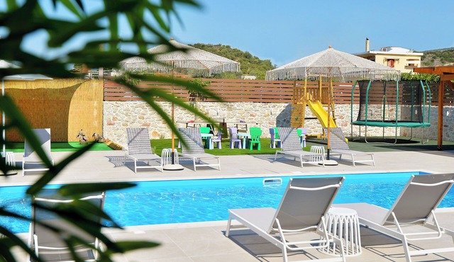 ID Holiday Living