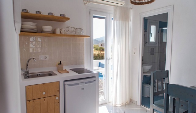Ikaros Studios - Pool & Jacuzzi, 5 mins from beach